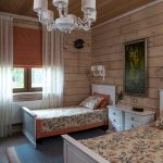 Chambre d'enfant dans une maison en bois