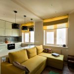 Cuisine design avec stores romains