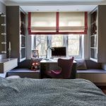 Rideau romain à rayures à l'intérieur de la chambre