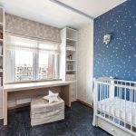 Papier peint bleu sur le mur de la chambre des enfants