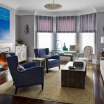 Salon design avec baie vitrée et cheminée