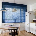 Réfrigérateur à deux chambres près de la fenêtre de la cuisine