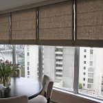 Rideaux romains avec des draps épais
