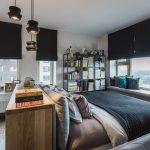 Chambre spacieuse avec de grandes fenêtres
