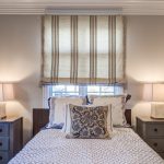 Lampes élégantes sur les tables de chevet