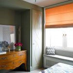 Rideau orange dans l'ouverture de la fenêtre