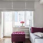 Décoration de fenêtre avec une porte de balcon avec stores romains
