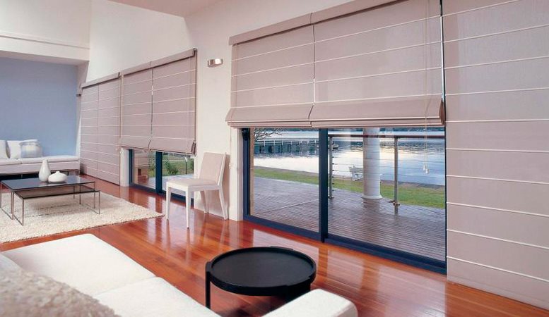Römische Fenstervorhänge im Hightech-Wohnzimmer