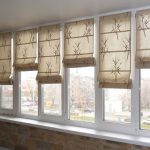 Rideaux romains en bambou pour la fenêtre du balcon