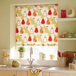 Tenda da cucina arrotolata con frutta