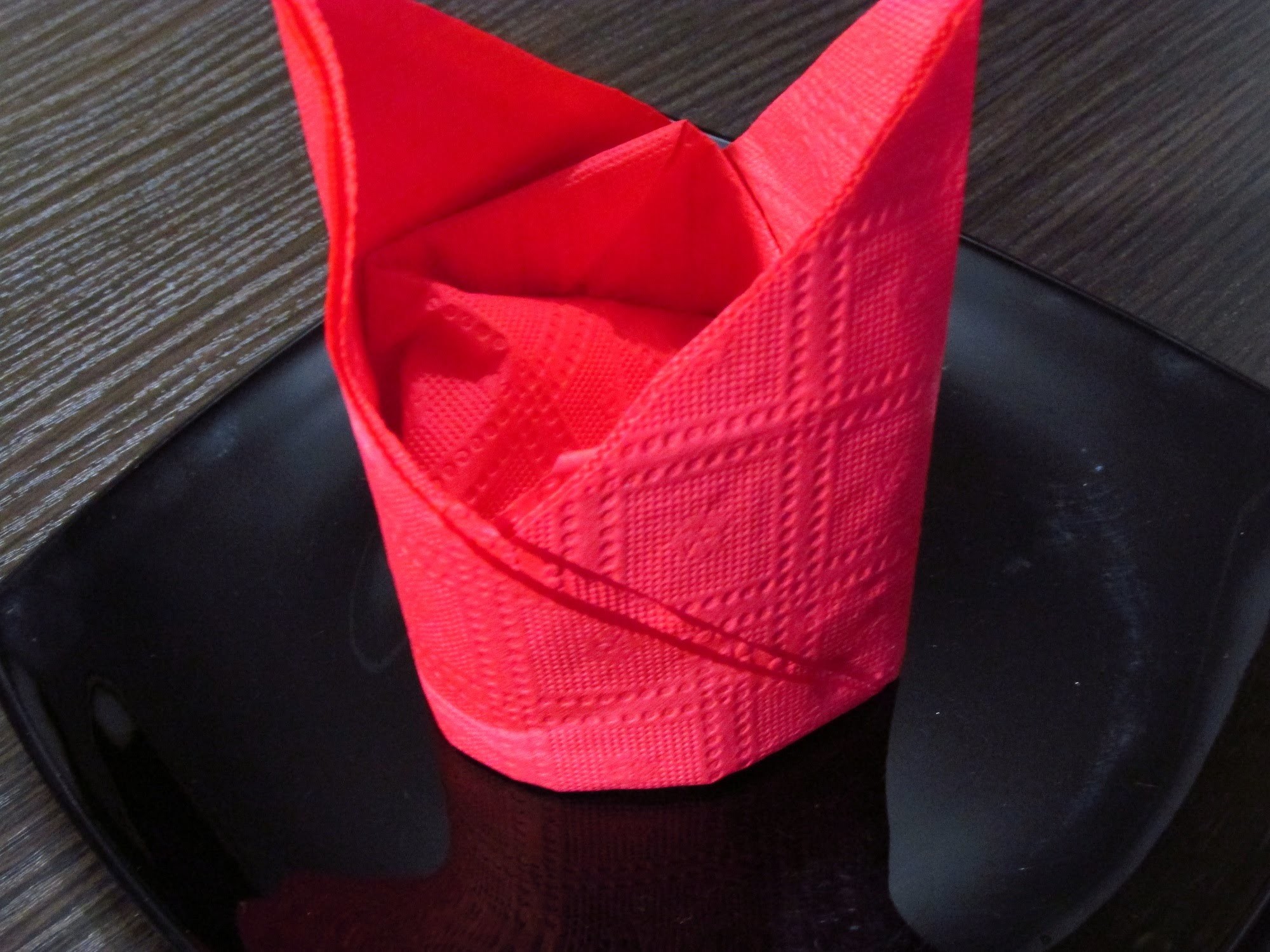 des serviettes en forme de couronne
