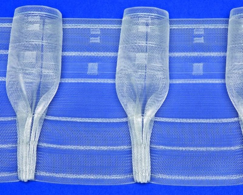 Assemblage des tasses sur un ruban de rideau transparent