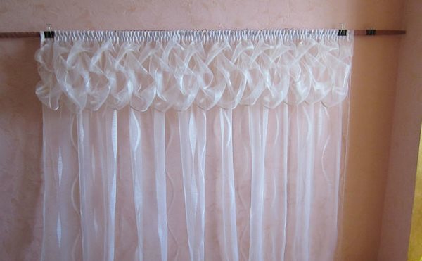 Lambrequin voile transparent avec des bouffées