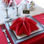 mise de table avec des serviettes