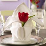 couverts de table avec des serviettes en origami