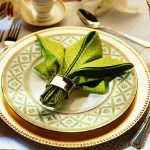 réglage de la table avec la conception de photo de serviettes origami