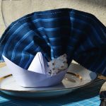 couverts de table avec des serviettes en origami