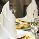 décor de table avec décoration photo serviettes en origami