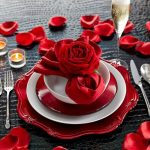 couverts de table avec des serviettes en origami