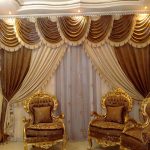 Chic rideaux beiges marrons dans le salon classique