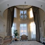 Rideaux chics pour d'immenses fenêtres dans une maison privée