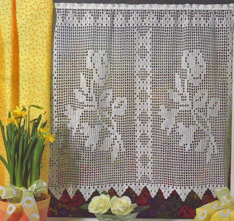 Rideau fait maison dans la technique du tricot