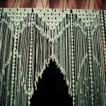 Curtain of filaments for door decoration