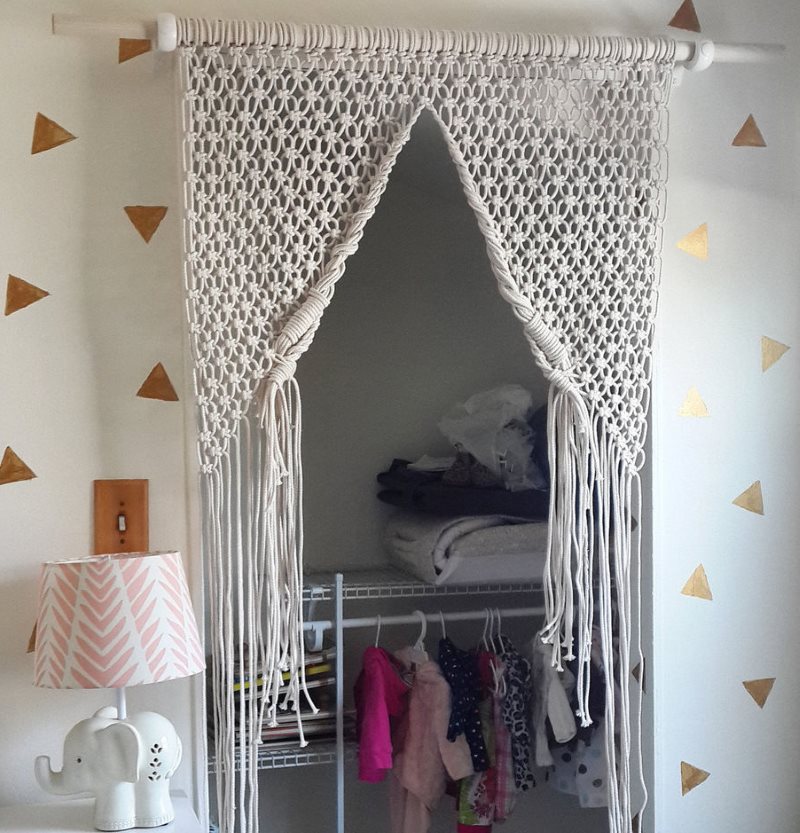 Rideau blanc en macramé à la porte