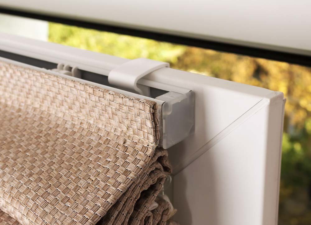 Fixation de rideaux romains sur la porte battante de la fenêtre en plastique