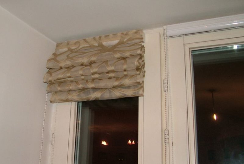 Placement des rideaux romains sur la fenêtre en plastique à guillotine