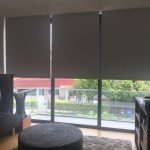 Fenêtre panoramique du salon avec stores
