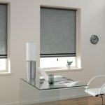 Stores gris dans la chambre aux murs blancs