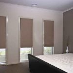 Couvre-lit blanc sur lit double