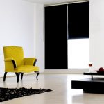 Chaise jaune et rideaux noirs