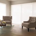 Deux fauteuils dans le salon avec une grande fenêtre