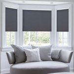 Un petit canapé avec des coussins décoratifs