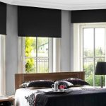 Décoration de la fenêtre de la chambre avec des lunettes de soleil