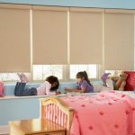 Stores beiges dans la chambre des enfants