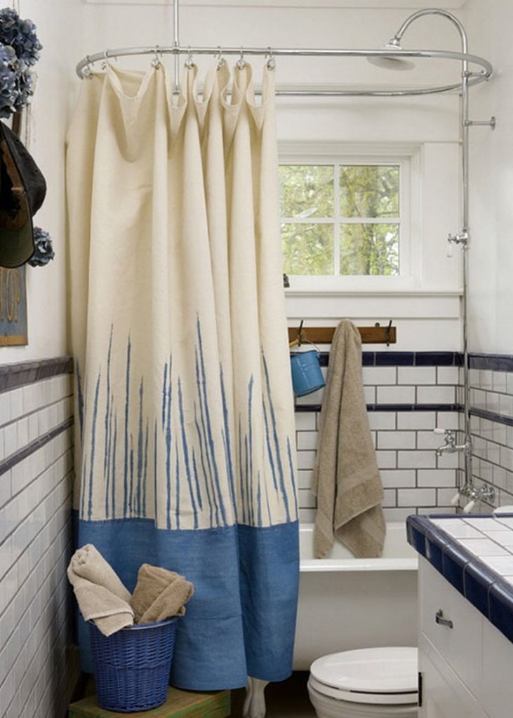 Salle de bain étroite avec rideau