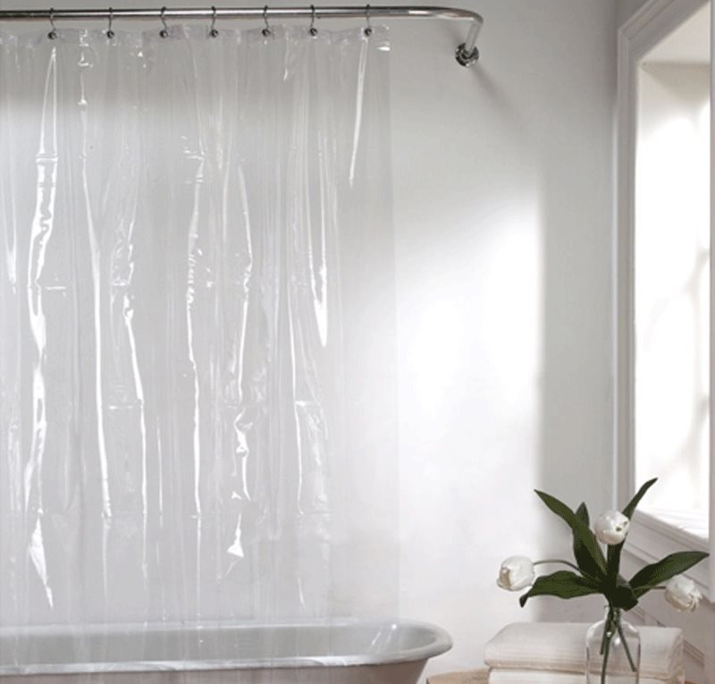Rideau en polyéthylène sur la corniche ronde de la salle de bain