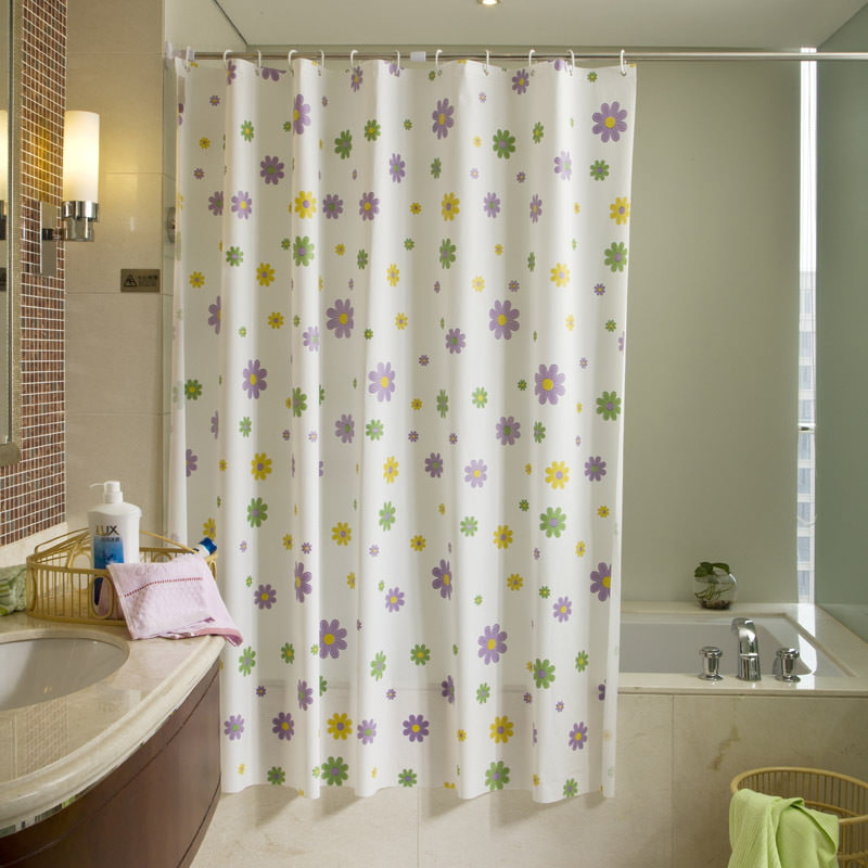 Rideau de lumière avec des fleurs dans la salle de bain