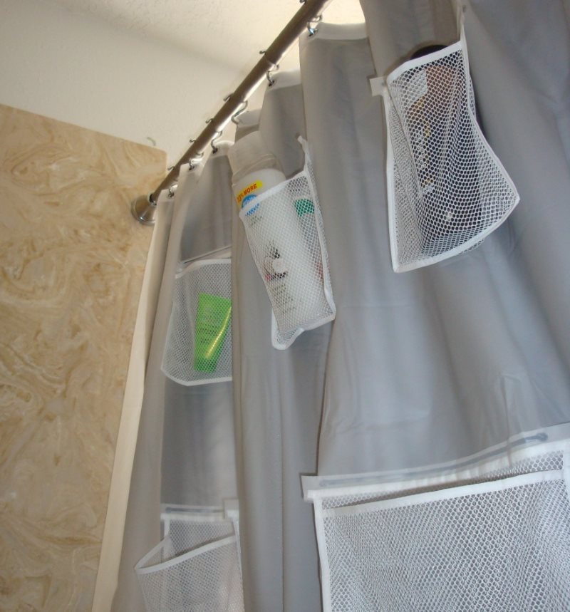 Rideau synthétique avec poches pour articles de toilette