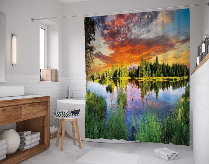 Beau rideau avec un paysage dans la salle de bain