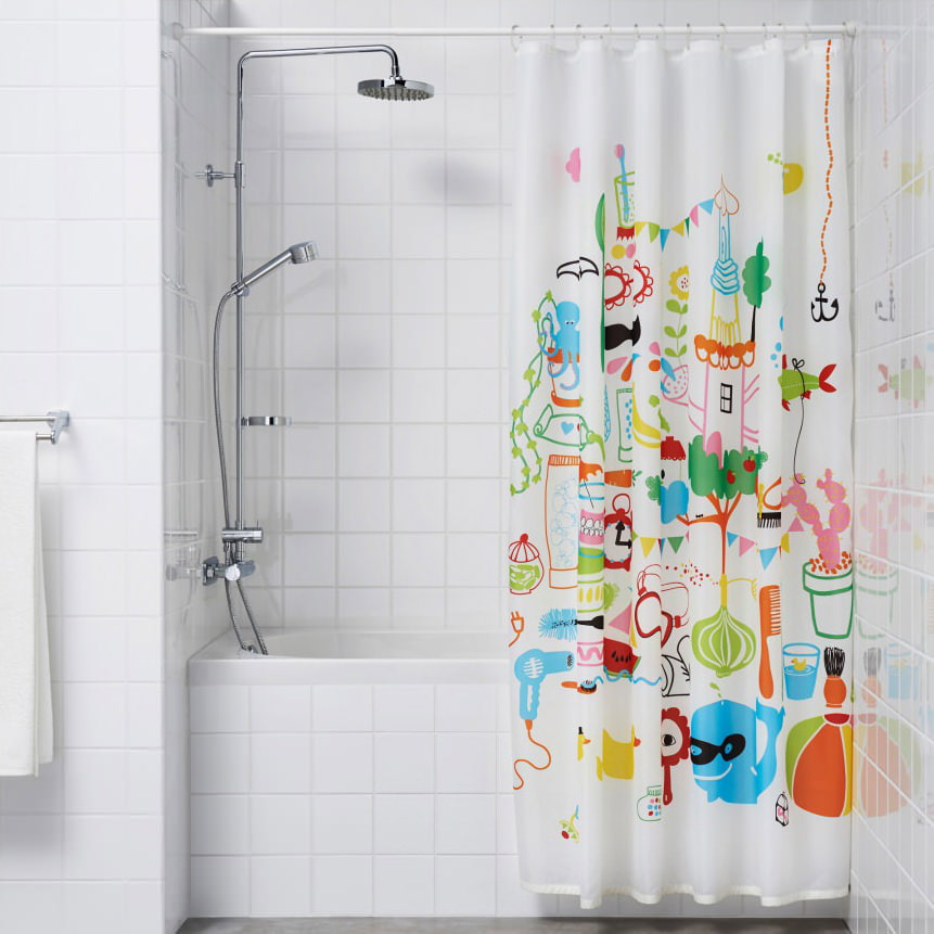 Zonage de salle de bain avec un rideau imprimé
