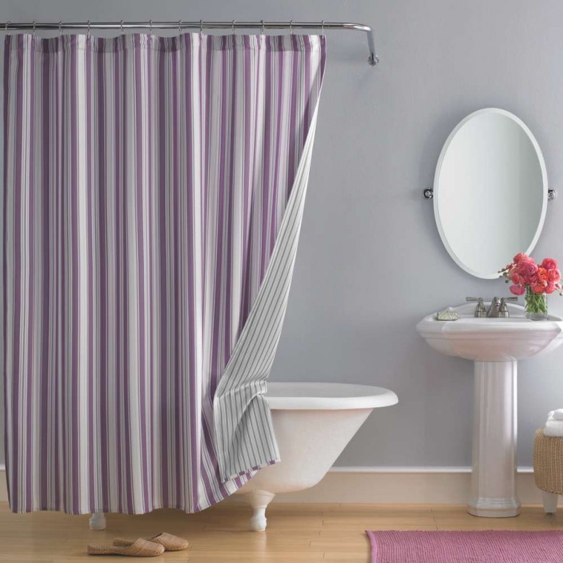 Rideau de douche rayé dans la salle de bain