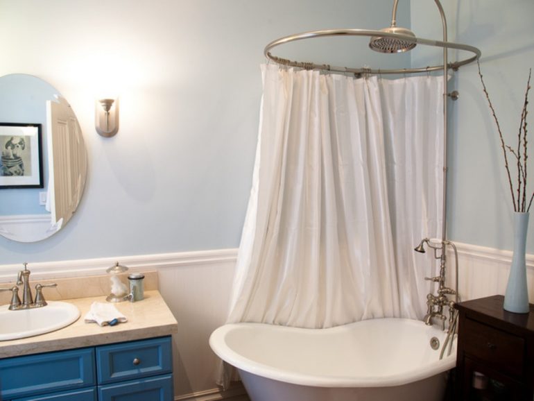 Rideau souple sur le rebord ovale au-dessus de la petite salle de bain