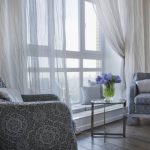 Lichtvorhänge am großen Wohnzimmerfenster
