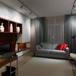 Graue Vorhänge im Wohnzimmer einer Stadtwohnung