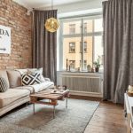 Verdunkelungsvorhänge im Wohnzimmer mit einer Backsteinmauer