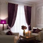 Samtvorhänge im Wohnzimmer mit zwei Sesseln